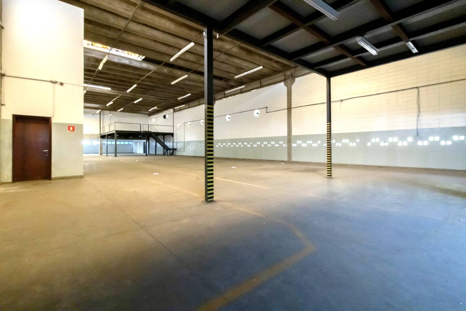Sala-Conjunto, 2000 m² - Foto 1