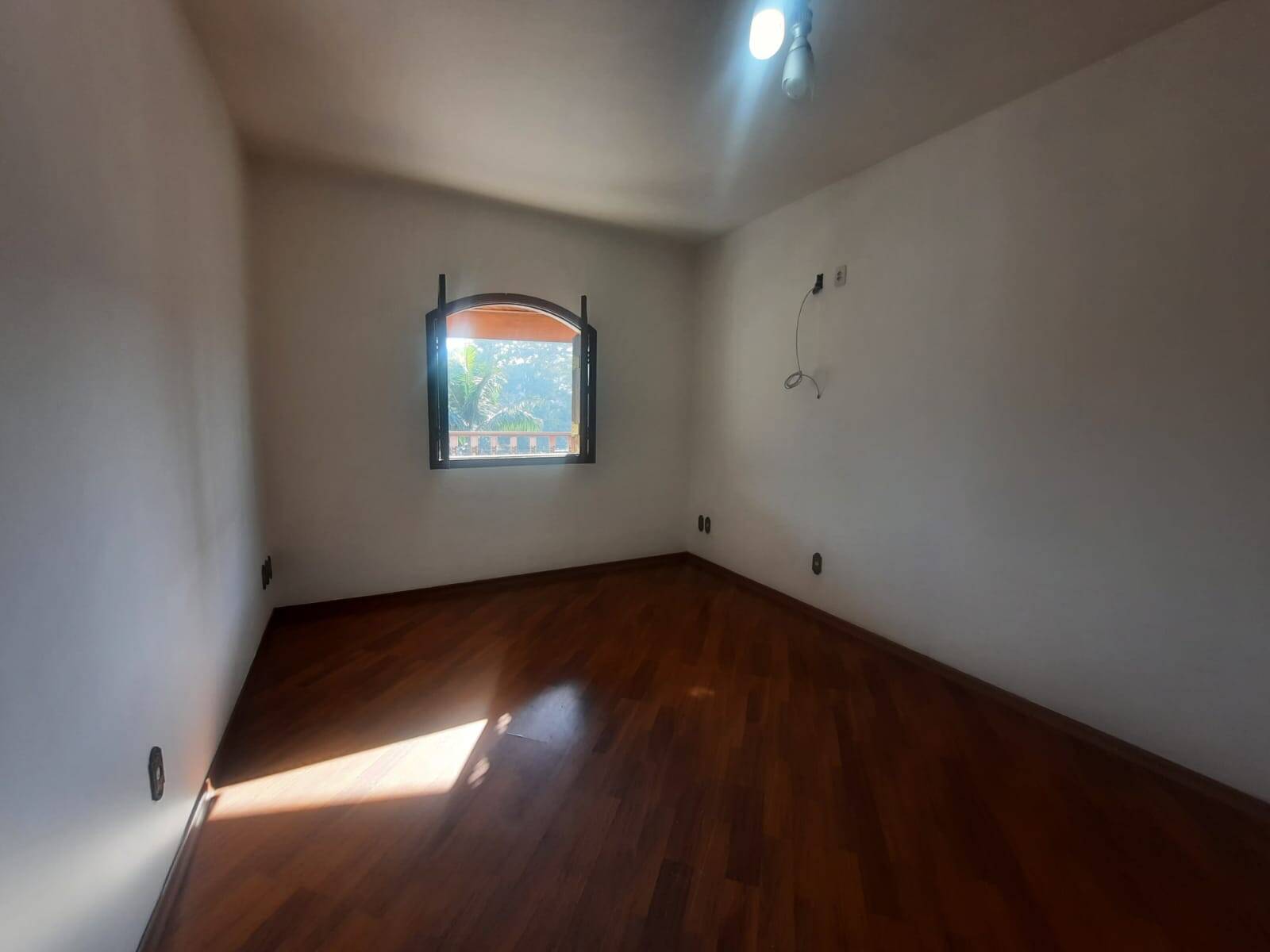 Casa à venda e aluguel com 3 quartos, 190m² - Foto 2