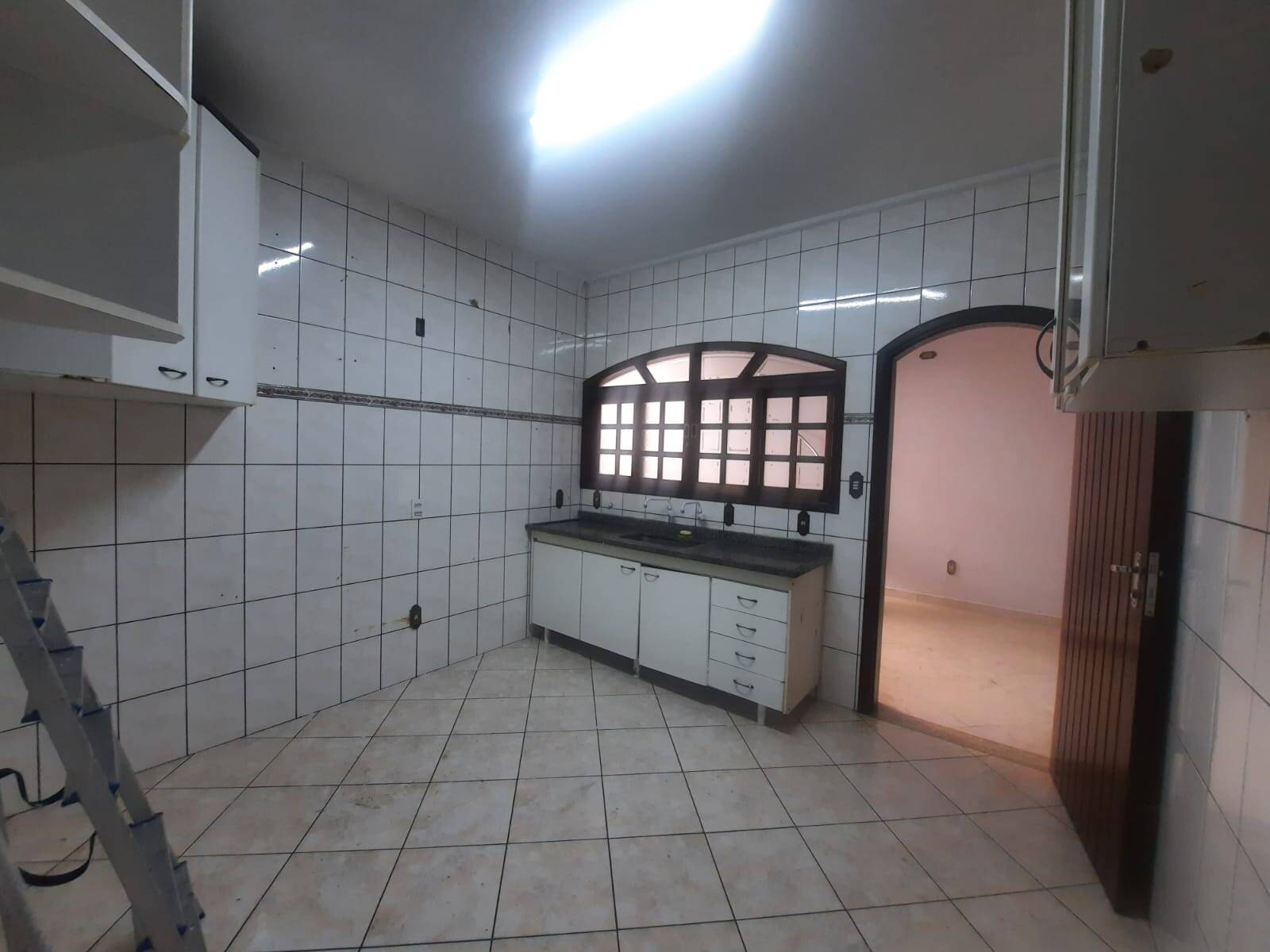 Casa à venda e aluguel com 3 quartos, 190m² - Foto 4