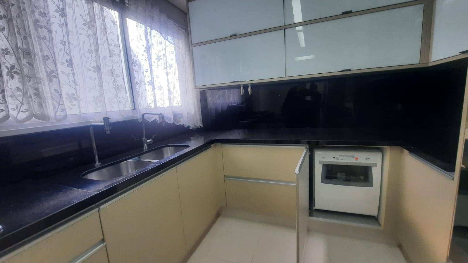 Apartamento para alugar com 3 quartos, 189m² - Foto 2