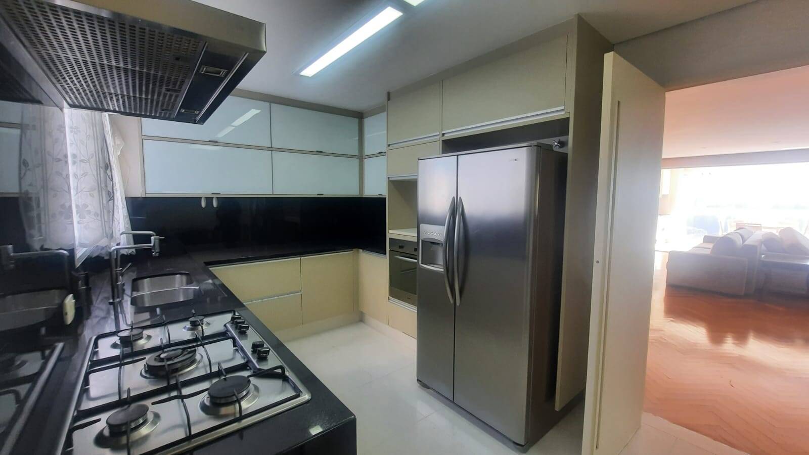 Apartamento para alugar com 3 quartos, 189m² - Foto 4